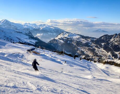 Morillon resort guide – skier on a sunny slope with panoramic views